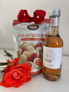 Valentínsky balíček mini ružové víno a jahody v bielej čokoláde